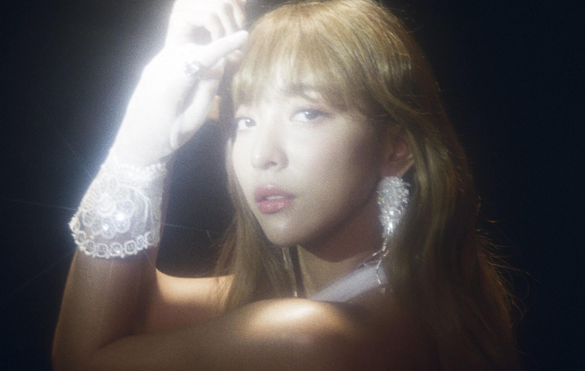 You are currently viewing f(x)’s Luna drops luxurious teaser for upcoming solo single
