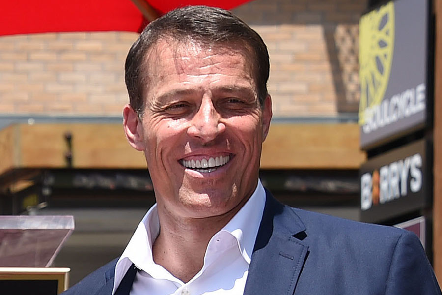 You are currently viewing Tony Robbins Goes Off On Anti-COVID-19 Vaccination Rant at Orlando Speaking Engagement; Pokes Fun With Incorrect Statistics