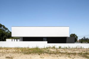 Read more about the article Modern Villa by Portuguese Architect Maria Fradinho of FRARI Atelier