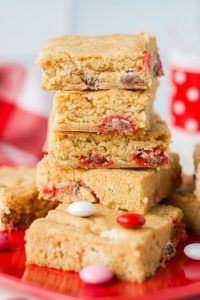 Read more about the article M&M Valentine Blondies