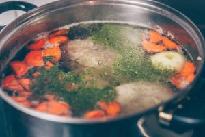 Read more about the article The Difference Between Poaching, Simmering, and Boiling